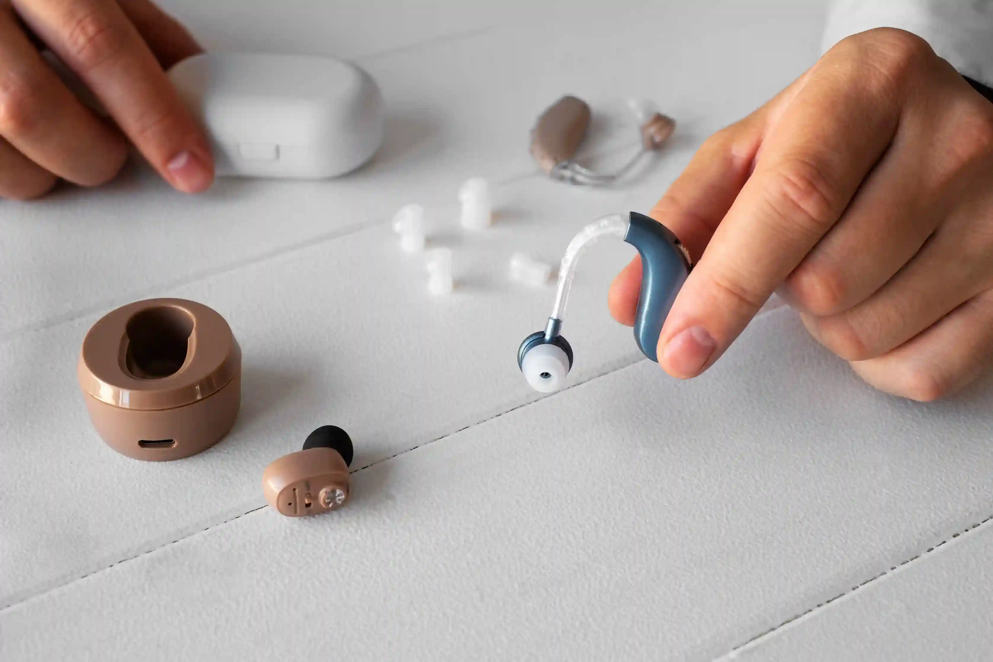 Discreet behind-the-ear hearing aid